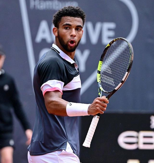 温网险胜拉沃尔杯，西西帕斯惊艳四座