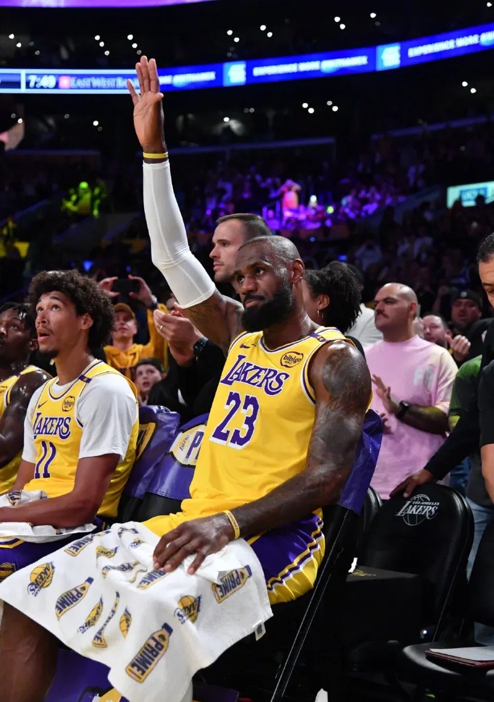 勇士横扫深圳队，字母哥惊艳四座