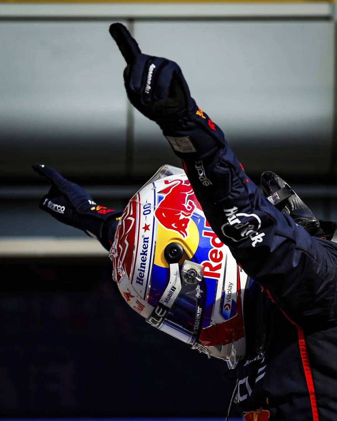 红牛车队力克索伯车队，皮亚斯特里统治全场