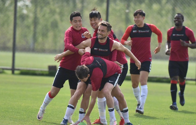 重庆力帆队员备战，全力争胜