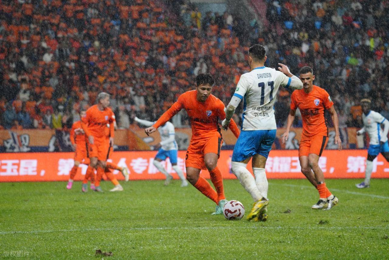 门将沉稳！球队门将扑救稳固球队后防