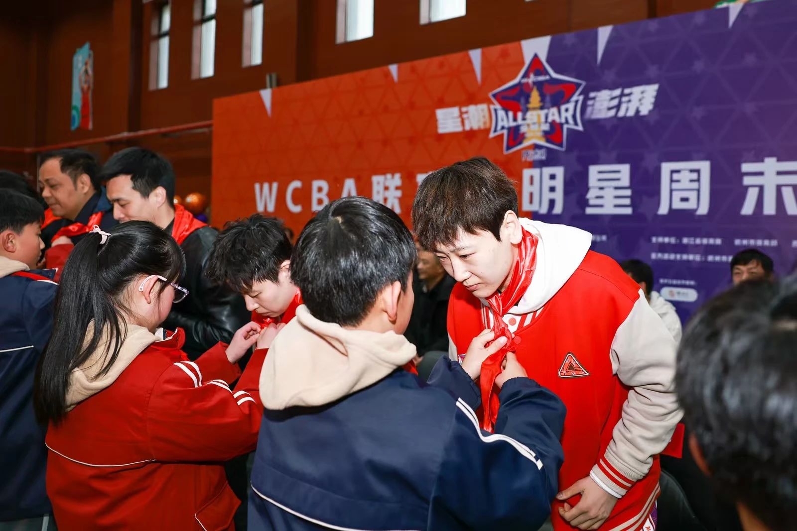 篮球明星受邀参加公益赛，慈善活动掀起热潮